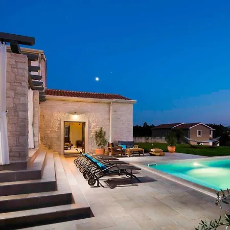 Moonlight Villa Stuti